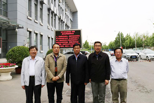 孙进院长与天津职业大新宝gg长刘斌（左二）、原校长董刚（右二）等校领导合影
