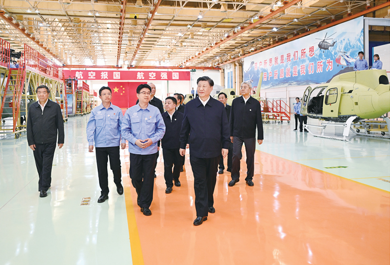 2023年10月10日至13日，中共中央总书记、国家主席、中央军委主席习近平在江西考察。这是11日上午，习近平在景德镇市昌河飞机工业（集团）有限公司考察。 新华社记者 燕雁/摄